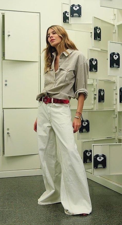 Cream Jeans Outfit, Leg Cream, 70s Jacket, Chic Over 50, Cream Jeans, Blogger Inspiration, Jeans Outfit Women, Cream Pants, Jeans Outfit