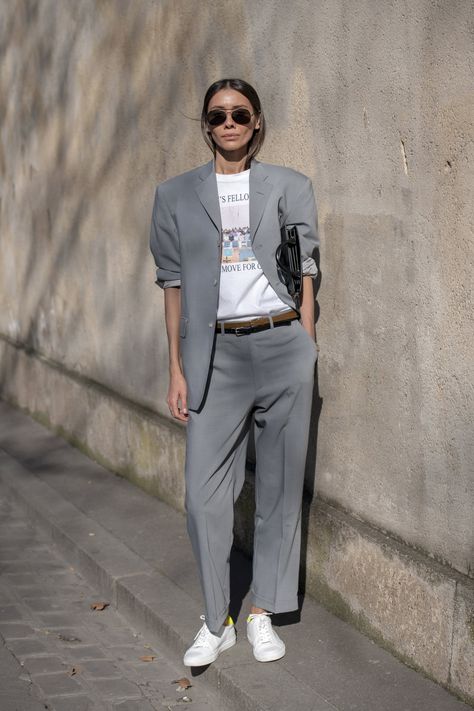 30 Outfit Ideas That'll Make You Wonder Why You Don't Wear an Oversize Blazer Every Day Suits And Sneakers, Vogue Ukraine, Style Désinvolte Chic, 30 Outfits, Grey Suit, Blazer Outfit, Popsugar Fashion, Casual Suit, Tshirt Outfits