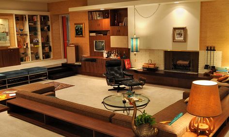 Mad Men's Don Draper's '60's living room inspired by Frank Lloyd Wright // by production designer Dan Bishop 60s Living Room, Man Living Room, 1960s Decor, Living Tv, Apartment View, Sunken Living Room, Eileen Gray, Don Draper, Mid Century Living Room