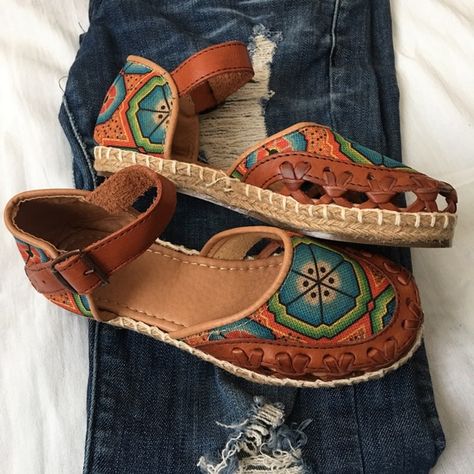 Mexican Shoes, Mexican Sandals, Boho Shoes, Huarache Sandals, Huichol Art, Handmade Leather Bracelets, Cute Slippers, Boho Sandals, Grey Shoes