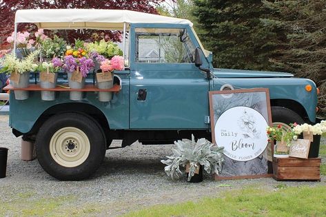 Mobile Flower Truck, Mobile Flower Cart, Horse Trailer Flower Shop, Farm Stand On Wheels, Flower Carts Display Ideas, Flower Truck Ideas, Flower Stand Ideas Farmers' Market, Flower Pop Up Shop, Mobile Plant Shop