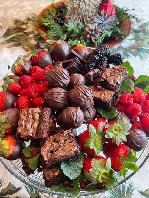 Delicious dessert tray with brownies, cake truffles, chocolate covered strawberries and fruit. Added some mint leaves, and pomegranate seeeds for decoration! Chocolate Covered Strawberries Platter, Fruit Chocolate Platter, Chocolate Covered Fruit Platter, Dessert Platter Ideas Party Trays, Dessert Trays For Party, Dessert Tray Ideas, Dessert Board Platter, Brownie Platter, Catering Sweets