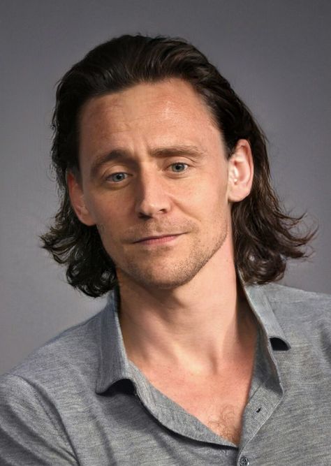 Tom Hiddleston Long Hair, Loki Hair, Loki Mcu, Loki Wallpaper, Afro Punk Fashion, Avengers Team, James Norton, Thomas William Hiddleston, Long Dark Hair