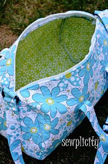 Sewplicity: TUTORIAL: Quilted Duffle Bag Diy Vera Bradley Bag Tutorials, Free Duffle Bag Sewing Patterns, Easy Bag Patterns To Sew, Duffle Bag Tutorial, Mk Outfits, Quilted Duffle Bag, Sew Bags, Sewing Bags, Trendy Sewing