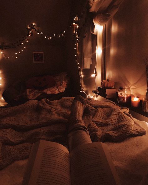 Dark Academia Room Ideas, Book Bedroom, Bedroom Aesthetic Cozy, Cozy Bedrooms, Cosy Bed, Bedroom Ideas Aesthetic, Cosy Room, Hygge Decor, Cozy Aesthetic