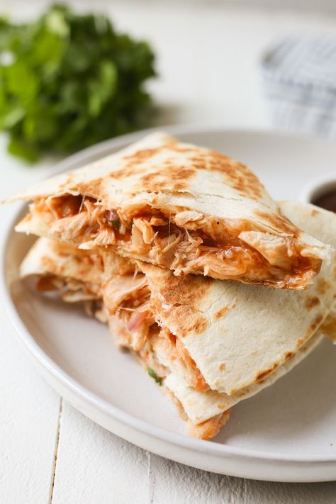 BBQ Chicken Quesadillas have chicken, mozzarella cheese, red onion, cilantro, and barbecue sauce in a flour tortilla and are grilled until golden and crispy! Super easy and fast weeknight meal! Best Quesadilla Recipe, Slow Cooker Chicken Taco Soup, Quesadilla Recipes Easy, Chicken Mozzarella, Favorite Recipes Chicken, Flour Tortilla, Chicken Taco Soup, Chicken Quesadillas, Daily Recipes