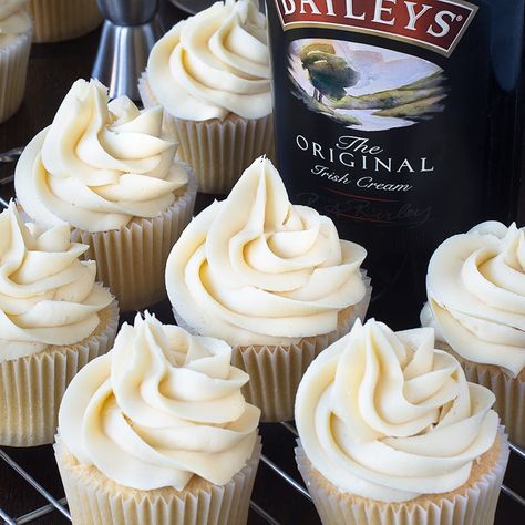 I can now top my cakes with my favourite drink with this delicious, smooth Baileys buttercream! Baileys Buttercream, Perfect Cupcake Recipe, Baileys Cupcakes, Baileys Cake, Coffee And Walnut Cake, Baileys Recipes, Coffee Buttercream, White Chocolate Buttercream, Coffee Cupcakes