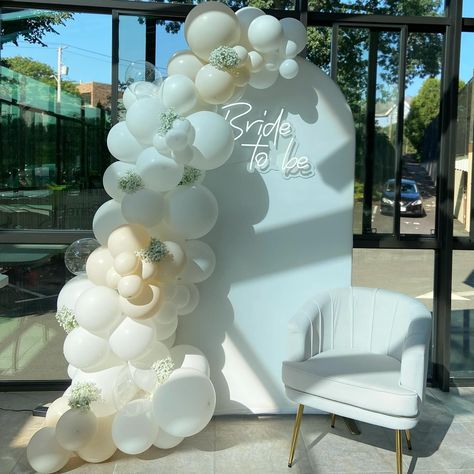 Winter Bridal Shower Balloon Arch, Bride To Be Balloon Arch, Bridal Shower Arches, Pearls And Prosecco Balloon Arch, Bridal Shower Arch Ideas, Bridal Shower Set Up Decor, Bridal Shower Ideas White, Bridal Shower Color Schemes, Bride To Be Theme