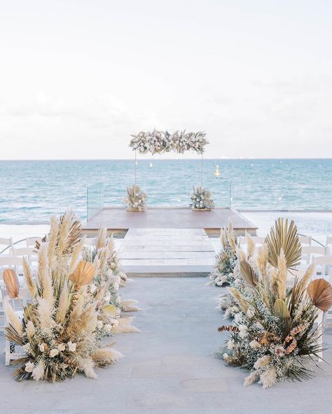 Beach Gazebo Wedding, Matrimonio Pampas, Wedding Benches, Wedding Bench, Gazebo Wedding Decorations, Eucalyptus Wedding Decor, Amber Wedding, Gazebo Decorations, Wedding Arches Outdoors