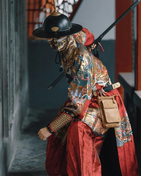 "Feiyufu is a traditional Chinese ceremonial garment from the Ming Dynasty, characterized by its distinctive 'flying fish' embroidery. Originally granted as an honor to meritorious military officers, it symbolizes power and prestige. The robe is typically long, brightly colored, and elaborately decorated with intricate patterns. While Feiyufu is a specific type of Hanfu—the traditional clothing of the Han Chinese people—its unique design and purpose set it apart as a special form of ceremonia... Beastmaster Ranger, Chinese Traditional Clothing Men, Han Dynasty Hanfu, Cat Samurai, Fish Embroidery, Traditional Chinese Hanfu, China Traditional, Chinese Warrior, Chinese Men