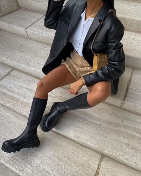 Chunky knee-high boots with thick track soles are definitely trending for autumn/winter 2020—shop all of our favourite boot styles to get the look here. Flat Boots Outfit, Chunky Boots Outfit, Amaka Hamelijnck, Rainboots Outfit, Rain Boot Outfit, Knee High Platform Boots, Knee Boots Outfit, Winter Boots Outfits, Fall Fashion Skirts