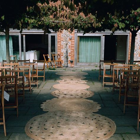 Rugs Isle Wedding, Jute Rug Aisle Runner Wedding, Isle Rugs Wedding, Rugs For Outdoor Wedding, Round Rug Wedding Ceremony, Rugs At Wedding Ceremony, Rugs Aisle Wedding, Outdoor Wedding Rugs, Rug Isle Wedding