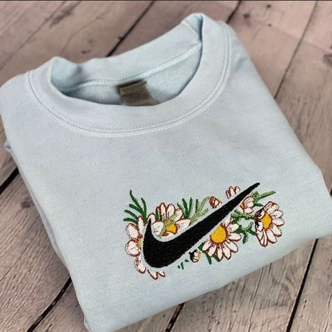 Nike Flower Embroidery, Nike Crewnecks, Sweatshirt Business, Nike Embroidered Sweatshirt, Nike Floral, Floral Nikes, Embroidery Crewneck, Trendy Embroidery, Clothes Embroidery Diy