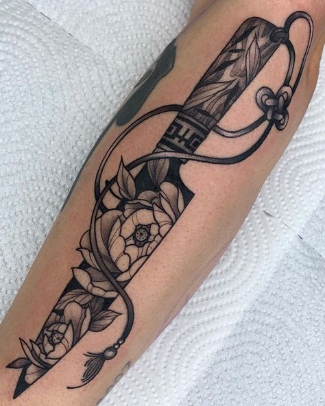 Aina Rodriguez | Chuchillito para mi @jenny_canna 🖤🖤 En @momtattoostudio #tattoo #inked #knifetattoo #flowertattoo #flowerstattoo #peonytattoo #blackwork #… | Instagram Kuni Knife Tattoo, Knife And Flower Tattoo, Kitchen Knife Tattoo, Le Tattoo, Halloween Flash, Knife Tattoo, Ankle Strap Chunky Heels, Thigh Tattoos Women, Black Work