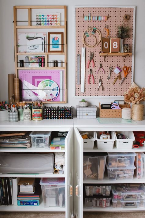 10 Tips for Organizing Craft Supplies — Entertain the Idea Organized Craft Room, Organizing Craft Supplies, Sewing Room Inspiration, Studio At Home, Craft Office, Art Studio Organization, Art Supplies Storage, Art Studio Room, Art Supply Organization