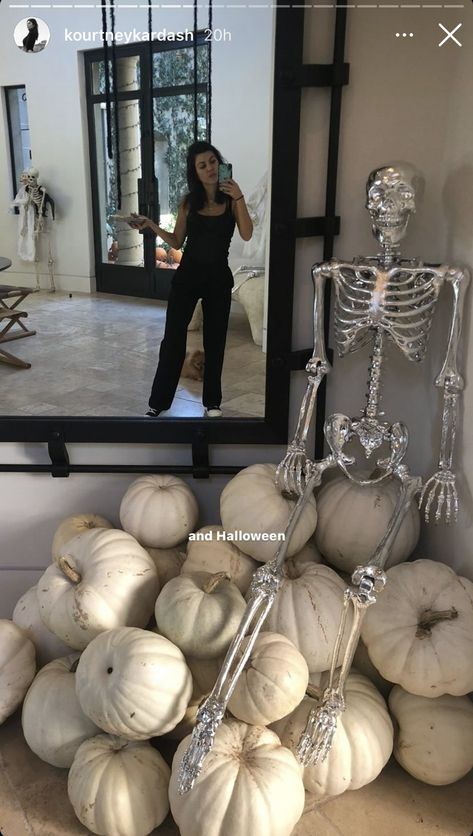 Kourtney Kardashian Halloween, Halloween Home Decor Indoor, Kardashian Halloween, Porch Decor Halloween, Diy Halloween Home Decor, Spooky Dinner, Chic Halloween Decor, Classy Halloween Decor, Indoor Ideas