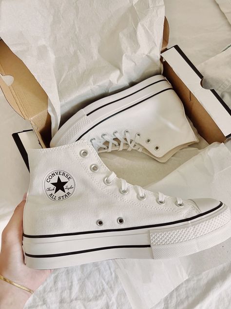 white converse platforms all star Cute Converse Shoes, White Converse Shoes, Cute Converse, Womens High Top Shoes, Chuck Taylor All Star Lift, Trendy Shoes Sneakers, Dr Shoes, Preppy Shoes, Converse White