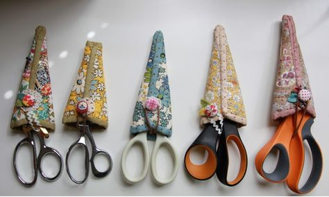 Scissors case – Minki's Work Table Scissor Case Pattern, Scissors Case, Purse Sewing Patterns, Hand Sewing Projects, Scissor Case, Sewing Machine Cover, Beginner Sewing, Beginner Sewing Projects Easy, Sewing Purses