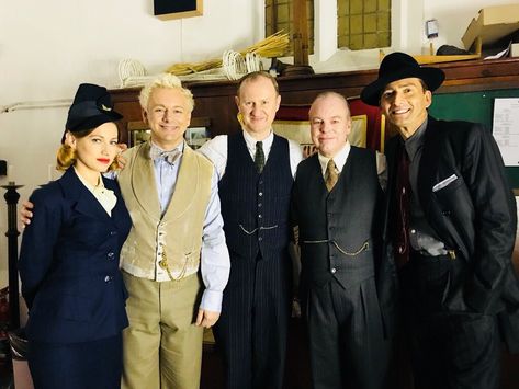 provavelmente uma das ultimas fotos que o michael sheen tirou no set de good omens... EU TO SENSÍVEL Aziraphale Cosplay, Mark Gattis, Steve Pemberton, League Of Gentlemen, Mark Gatiss, David Michael, Good Omens Book, Ineffable Husbands, Terry Pratchett