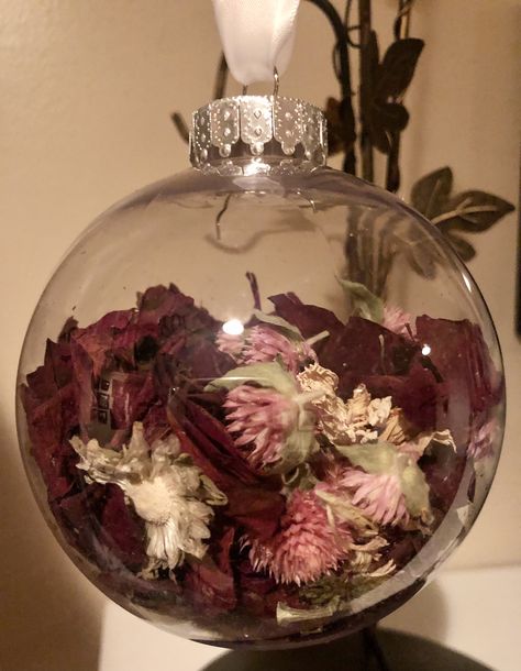 Dried Roses Ideas Diy, Things To Do With Dried Flowers, Dry Flowers Wedding, Crafty Ornaments, Smudge Bundles, Dried Flowers Crafts, Preserving Flowers, Dead Roses, Dried Flowers Diy