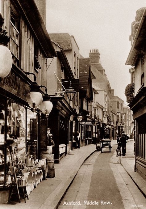 32 Fascinating Photos That Document Everyday Life of Kent, England in the Early 20th Century 20th Century Aesthetic, England Aesthetic, South East England, Kent England, 20 Century, Street Photo, Urban Photography, Wonderful Images, Picture Library