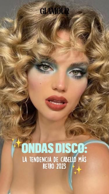 El look de las ondas disco aporta un gran volumen inspirado en los años 70, y ahora también está aprobado por diferentes celebs que ya han lucido este estilo. Y es que los rizos disco hacen que cualquier outfit destaque. Por eso, aquí te decimos cómo hacerlos. 70s Hair Look Disco, Disco Hair And Makeup, Onda Disco, 70s Makeup Look, 70s Hair And Makeup, 80s Makeup Looks, Look Disco, Disco Makeup, Disco Hair