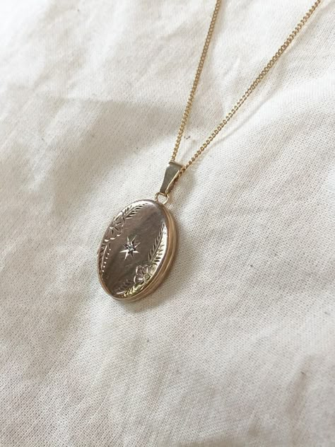 Cool Locket Necklace, Gold Locket Aesthetic, Vintage Locket Aesthetic, Dutch Jewelry, Unique Locket Necklace, Thigh Jewelry, Vintage Locket Necklace, Vintage Locket, Golden Trio