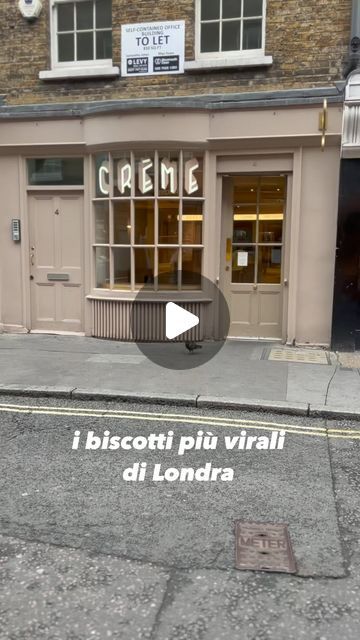 Sistiana Angelica Lombardi on Instagram: "Il piccione lì fuori fa la bella vita con le briciole di questi cookies 😆

#londra #cosafarealondra #biscotti #viraplaceslondon #viralcookies #bestcookies #luoghivirali #whattodoinlondon #eatinlondon #london #cremelondon" London, On Instagram, Instagram