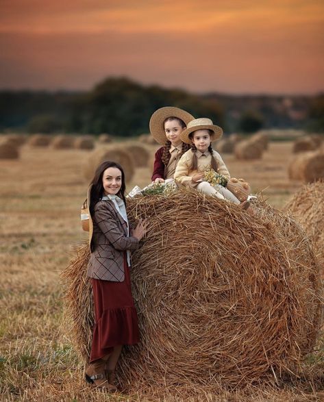 Haybale Photoshoot, Hay Bale Pictures, Western Photo, Hay Bales, Village Life, Mini Session, Family Memories, Fall Photos, Couple Posing