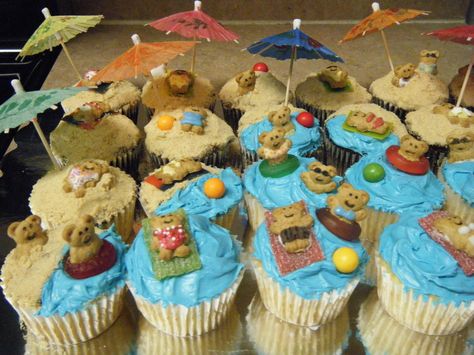 Teddy Graham Beach Cupcakes                                                                                                                                                                                 More Teddy Graham Beach, Luau Cupcakes, Beach Cupcakes, Summer Cupcakes, Bear Cupcakes, Teddy Grahams, Delicious Clean Eating, Sweet Tee, Beach Meals