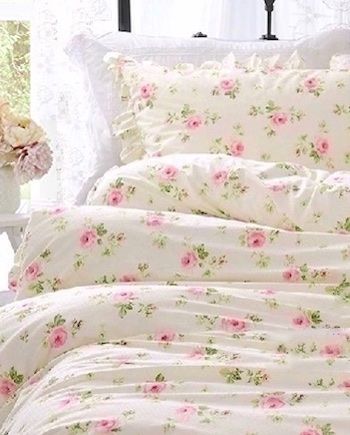 House Design Aesthetic, Shabby Chic Bed, Shabby Chic Duvet, Chic Bedding Sets, Paint House, Shabby Bedroom, Chic Bed, Yellow Duvet, Shabby Chic Quilts