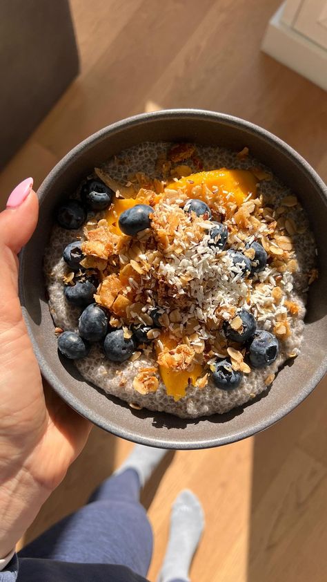 amandazweig on Instagram: Waking up bloated? Try this chia seed pudding that’s so yummy, filled with fibre and other nutrients. #chiapudding #healthyrecipes… Chia Pudding Bowl Aesthetic, Chia Seed Pudding Aesthetic, Chia Pudding Aesthetic, Pudding Aesthetic, Chia Seed Oatmeal, Pudding Chia, Healthy Lunch Snacks, Easy Healthy Meal Prep, Chia Seed Pudding