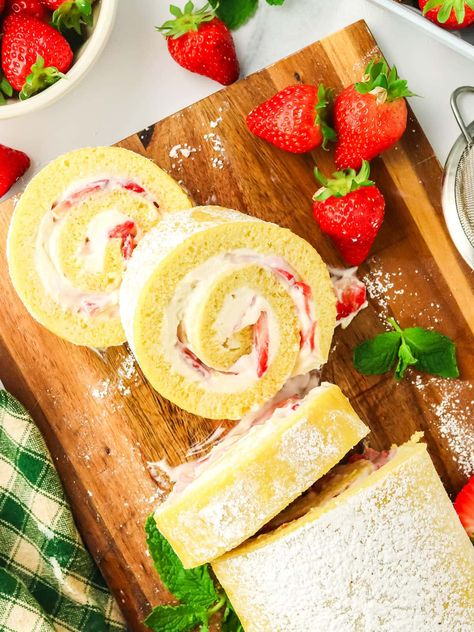 Strawberry Shortcake Roll Recipe, Strawberry Shortcake Roll, Blueberry Dump Cakes, Brownie Desserts, Easy To Make Desserts, Classic Cake, Roll Recipe, Honey Roasted, Breakfast Cookies