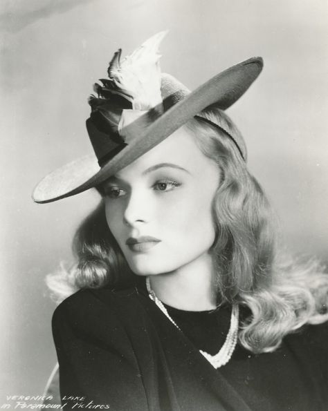 1940s Hats History - 20 Popular Women's Hat Styles 1940s Hats, Veronica Lake, Classic Actresses, Vintage Hats, Wearing A Hat, Old Hollywood Glamour, 1940s Fashion, Vintage Hollywood, Classic Beauty