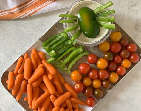 halloween spider veggie tray 2 Veggie Tray, Green Bell Peppers, Baby Carrots, Halloween Spider, Gluten Free Vegetarian, Cherry Tomatoes, Stuffed Bell Peppers, Halloween Party, Carrots