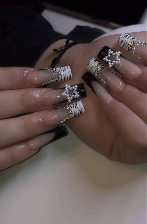 Acrylic Nail Designs Emo, All Out Nails, Black Acyrilics Nails, Y2k Baddie Nails, Y2k Nails Simple, Opiumcore Nails, Black Nails Y2k, Black Coquette Nails, Black Cute Nails