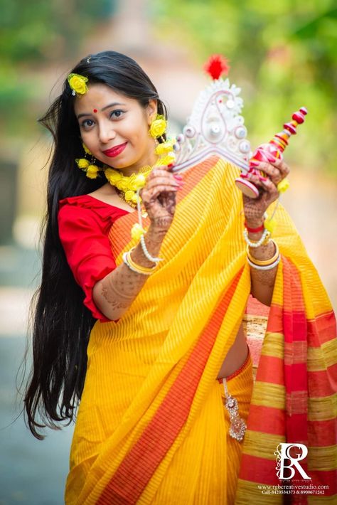 Haldi Outdoor Photoshoot, Haldi Girl, Haldi Photography Ideas, Haldi Look For Bride, Haldi Pose, Haldi Shoot, Haldi Photography, Haldi Poses For Bride, Bengali Marriage