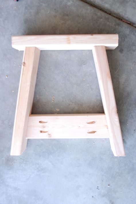 DIY Farmhouse Bench - The Creative Mom Diy Bank, Farmhouse Bench Diy, Diy Wood Bench, Farmhouse Bench, Bench Legs, Creative Mom, Bench Diy, Woodworking Box, Woodworking Patterns