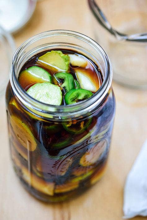 Korean Pickles Recipe, Korean Pickles, Korean Vegetables, Korean Cucumber, Pickled Vegetables Recipe, Asian Noodle Dishes, Asian Side Dishes, Korean Side Dishes, Pickled Garlic