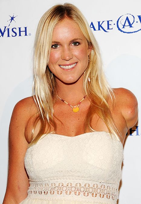 bethany hamilton gets married Soul Surfer Movie, Famous Surfers, Girl Surfer, Professional Surfers, Hope Solo, Female Surfers, Bethany Hamilton, Pro Surfers, Surfer Magazine