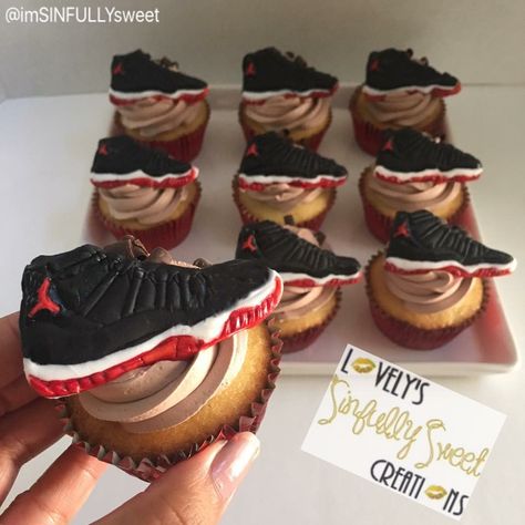 Sneaker Cupcakes, Jordan Cupcakes, Basketball Desserts, Nike Party, Michael Jordan Birthday, Jay Birthday, Jordan Birthday, Jordan Cake, Shoe Cookies