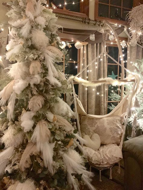 White Feather Christmas Decor, Christmas Tree Ostrich Feathers, Christmas Trees With Feathers, White Feather Christmas Tree, Ostrich Feather Christmas Tree, Pampas Christmas Decor, Pampas Grass Christmas Decor, Christmas Tree With Pampas, Feather Boa Christmas Tree