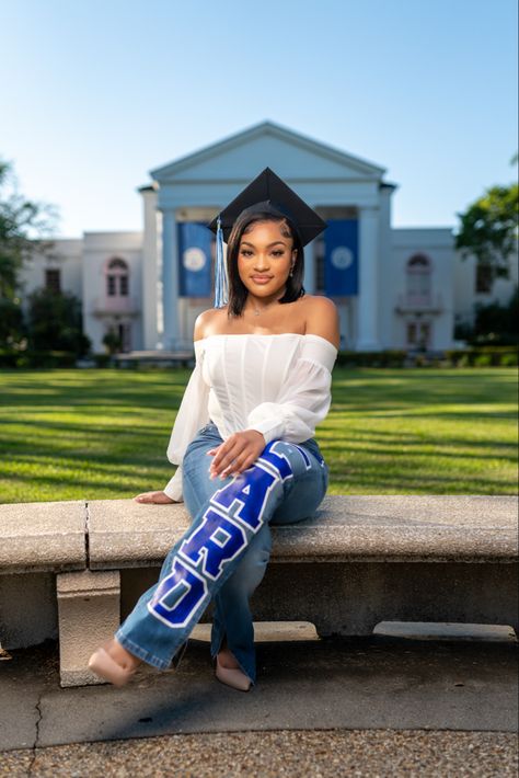 Southern University Graduation Pictures, High School Senior Picture Ideas Outside, Highschool Senior Picture Outfit Ideas, Senior Portraits Girl Black, Highschool Graduation Outfit Ideas, High School Senior Picture Ideas Black, Senior Pants, Barbie Photoshoot, High School Graduation Pictures