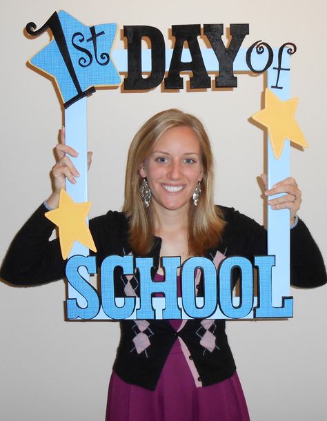 IDEA - First Day of School Frame- she velcroed 1st on there so she can switch it out with 100th and last. 100 Días De Clases, School Picture Frames, First Day Of School Pictures, School Frame, Beginning Of The School Year, 1st Day Of School, Classroom Fun, Beginning Of School, School Pictures