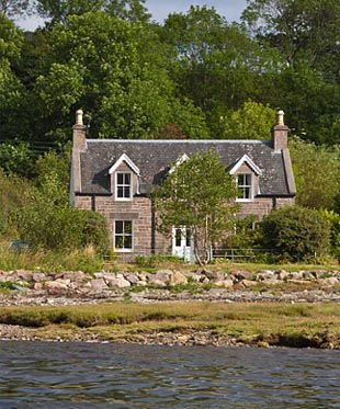 Scottish Cottage, Cottages Scotland, Scottish Cottages, Comfortable Bedroom Decor, Cottages By The Sea, Cottage Farmhouse Decor, Scottish Homes, Stone Cottages, British Architecture