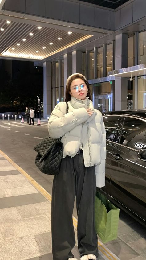 Korea December Outfit, Winter Outfit Aesthetic Korean, Outfit For Snow Winter, Korea February Outfit, Korea Winter Fashion Women, Japan Cold Outfit, Shanghai Winter Fashion, Winter Outfits In Korea, Japan In December Outfit