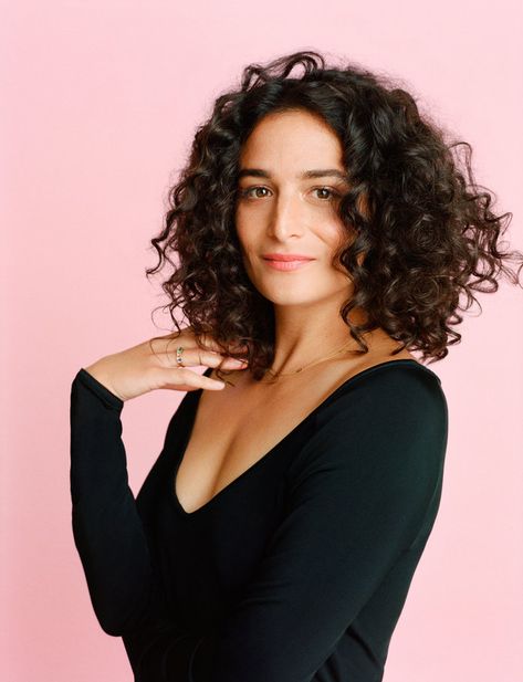 The Radical Vulnerability of Jenny Slate Jenny Slate Hair, Square Jaw Curly Hair, Curly Haired Models Female, Jenny Slate Curly Hair, Curly Hair Women Photography, Acting Headshots Curly Hair, Jenny Slate, Curly Lob, Biracial Hair