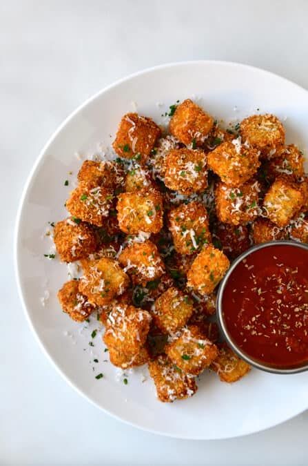 Eggplant Bites, Marinara Dipping Sauce, Parmesan Bites, Eggplant Recipes Healthy, Healthy Eggplant, Buka Puasa, Eggplant Parmesan, Tater Tots, Eggplant Recipes