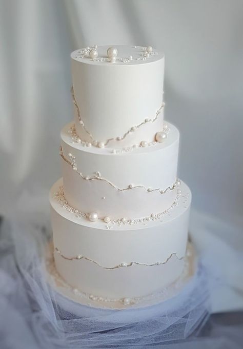 Pearl Cake Design Wedding, Simple Wedding Cake With Pearls, Beachy Wedding Cake, Wedding Cake Designs Elegant Gold, Wedding Cakes Pearls, Modern White Wedding Cake, Wedding Cake With Pearls, Cake With Pearls, Pearls Wedding Theme