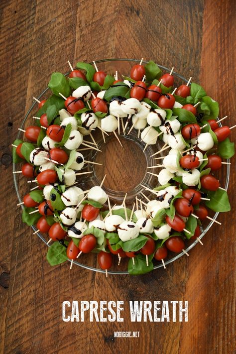 Caprese Wreath, Eggnog Rezept, Holiday Appetizers Thanksgiving, Holiday Appetizers Christmas, Best Holiday Appetizers, Holiday Party Appetizers, Holiday Appetizers Easy, Holiday Appetizers Recipes, Appetizer Platters